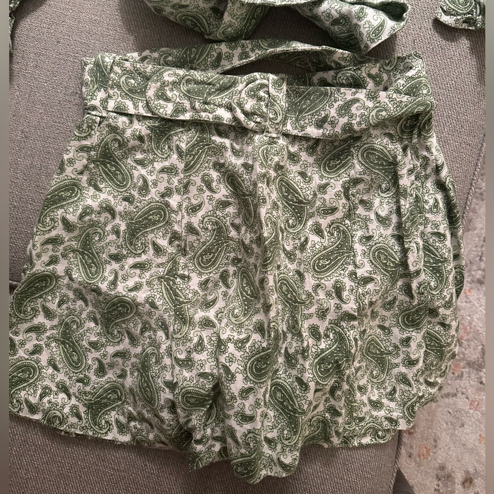 Full Set - Faithfull the Brand. Jacinta Top & Ondine Shorts. Green Sable Paisley - Picture 5 of 5